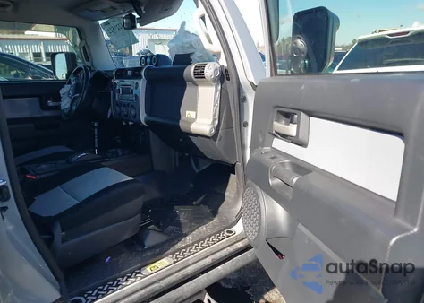 2013 Toyota Fj Cruiser z USA, uszkodzony, nr VIN JTEBU4BF6DK163005